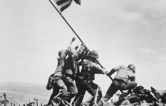 L’alzabandiera delle truppe americane a Iwo Jima